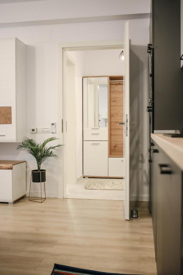The Next Door Apartaments Bukares Bagian luar foto