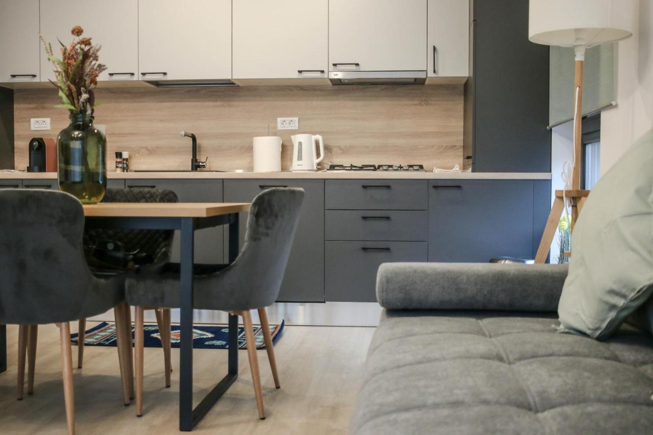 The Next Door Apartaments Bukares Bagian luar foto