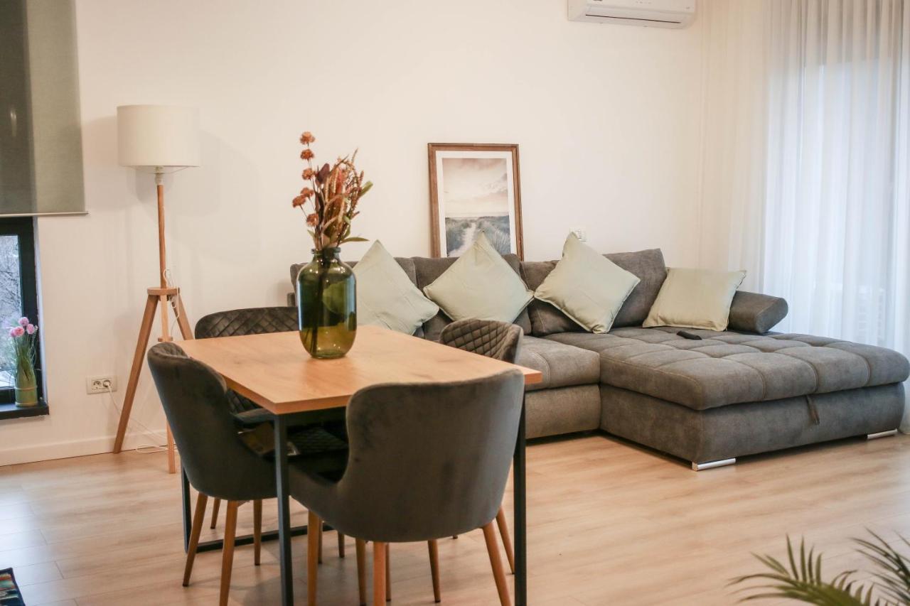 The Next Door Apartaments Bukares Bagian luar foto