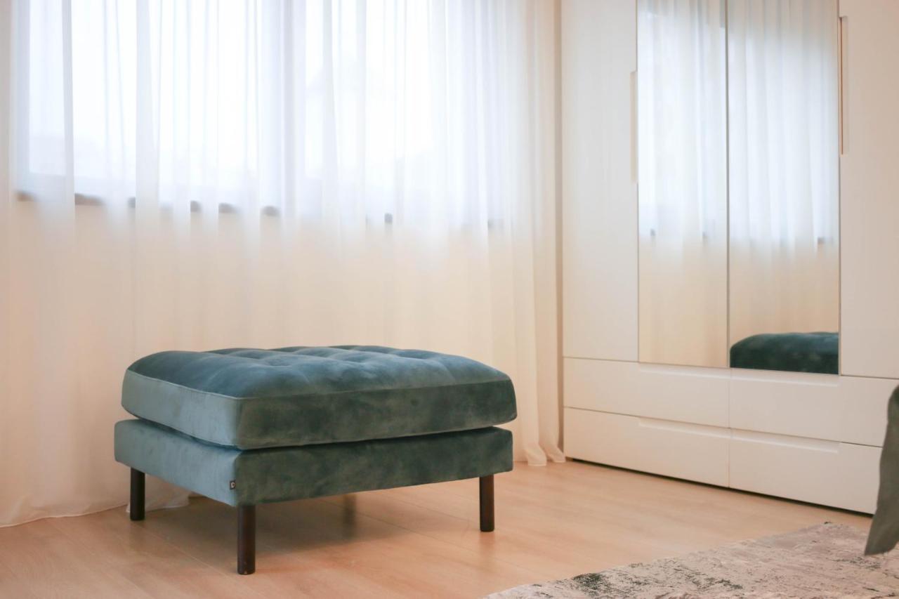 The Next Door Apartaments Bukares Bagian luar foto