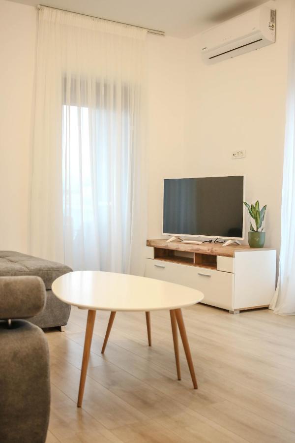 The Next Door Apartaments Bukares Bagian luar foto